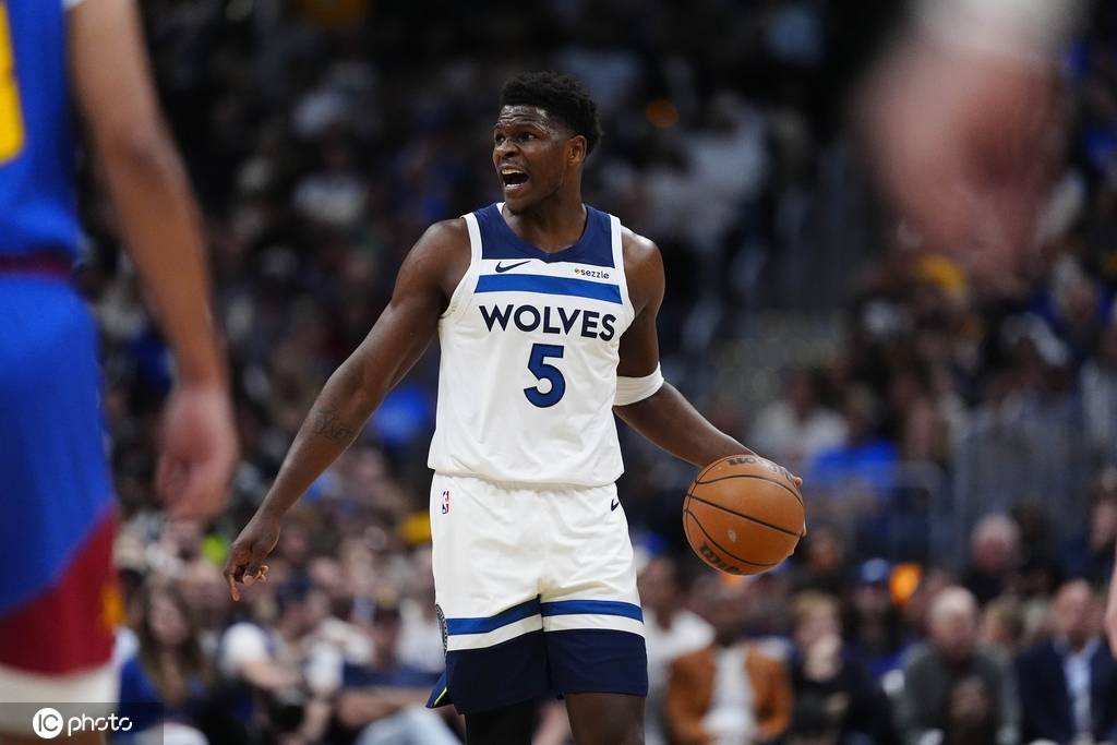 爱德华兹一直在接受左膝全天候治疗 计划在次轮回归